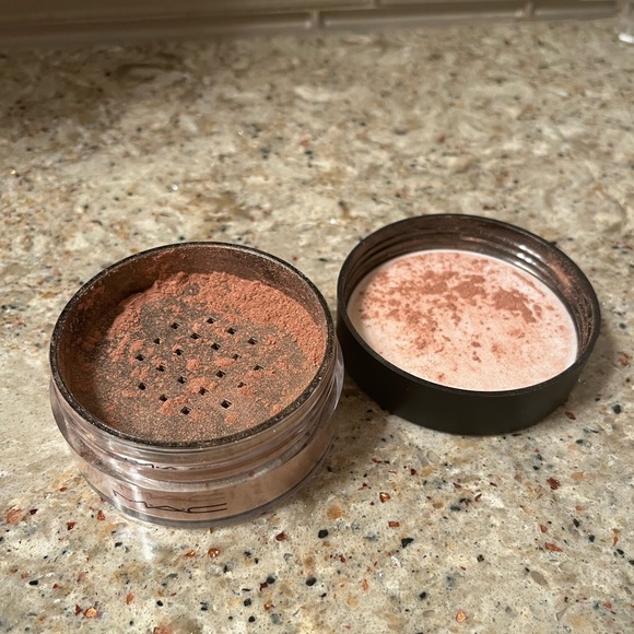 Mac iridescent loose powder - Picture 2 of 3